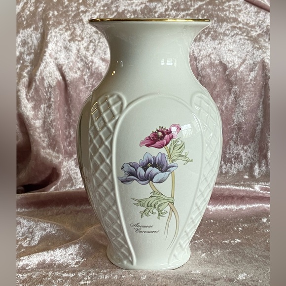 Vintage ROYALWinton Elegant Porcelain Vase- 4 Sided w/Different Flowers on Each🪻 - Picture 8 of 16
